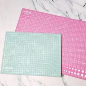 Placa de Corte Rosa y Verde 22×30 «La Botica»